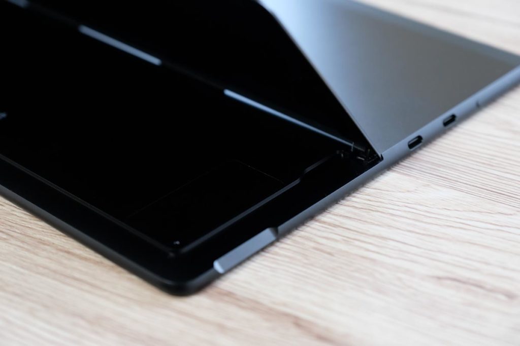 Surface Pro Xのスタンドを開いた状態