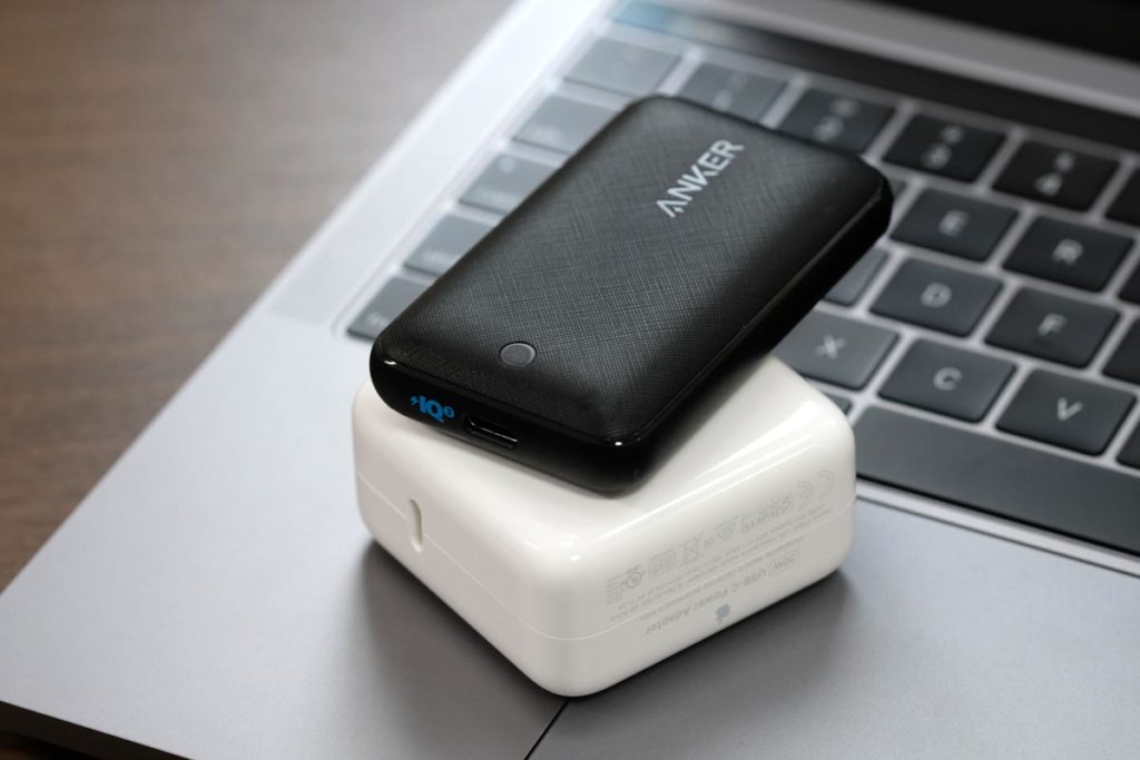 PowerPort Atom III SlimとApple 30W充電アダプタ