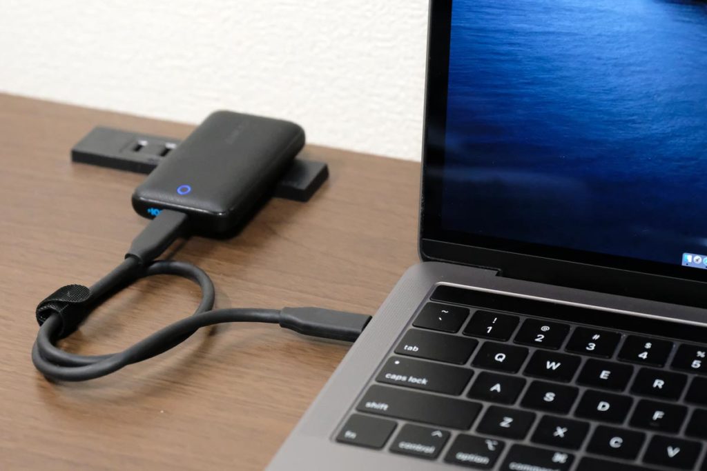 PowerPort Atom III SlimでMacBook Proを充電