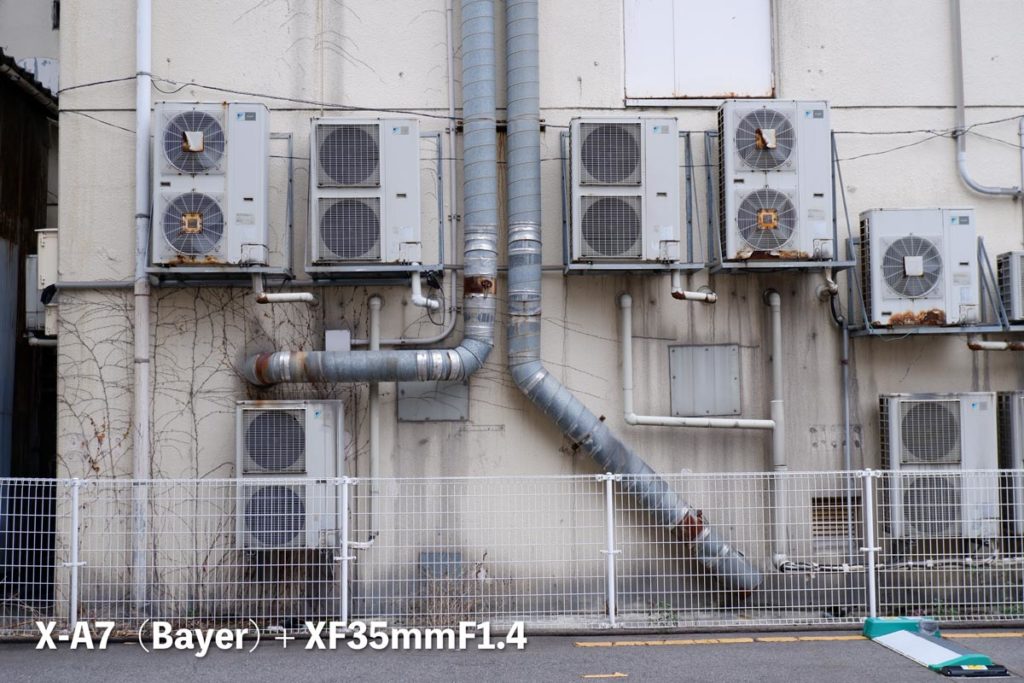 X-A7(ベイヤー)壁と室外機