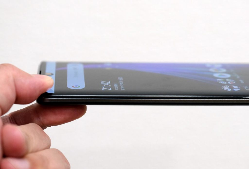 指でつまんで持ち上げるAQUOS zero2
