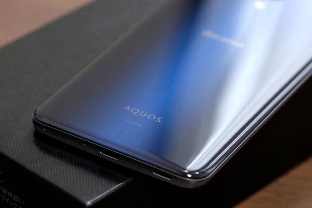 AQUOS zero2の背面パネルは樹脂素材を採用