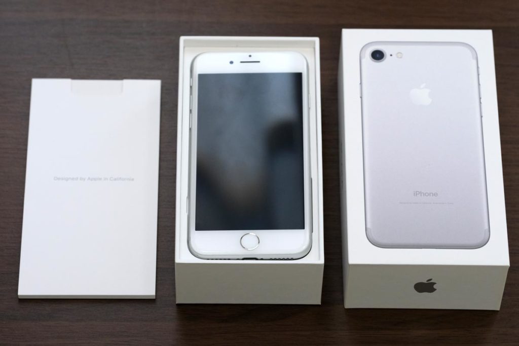 iPhone 7の箱を開封した状態