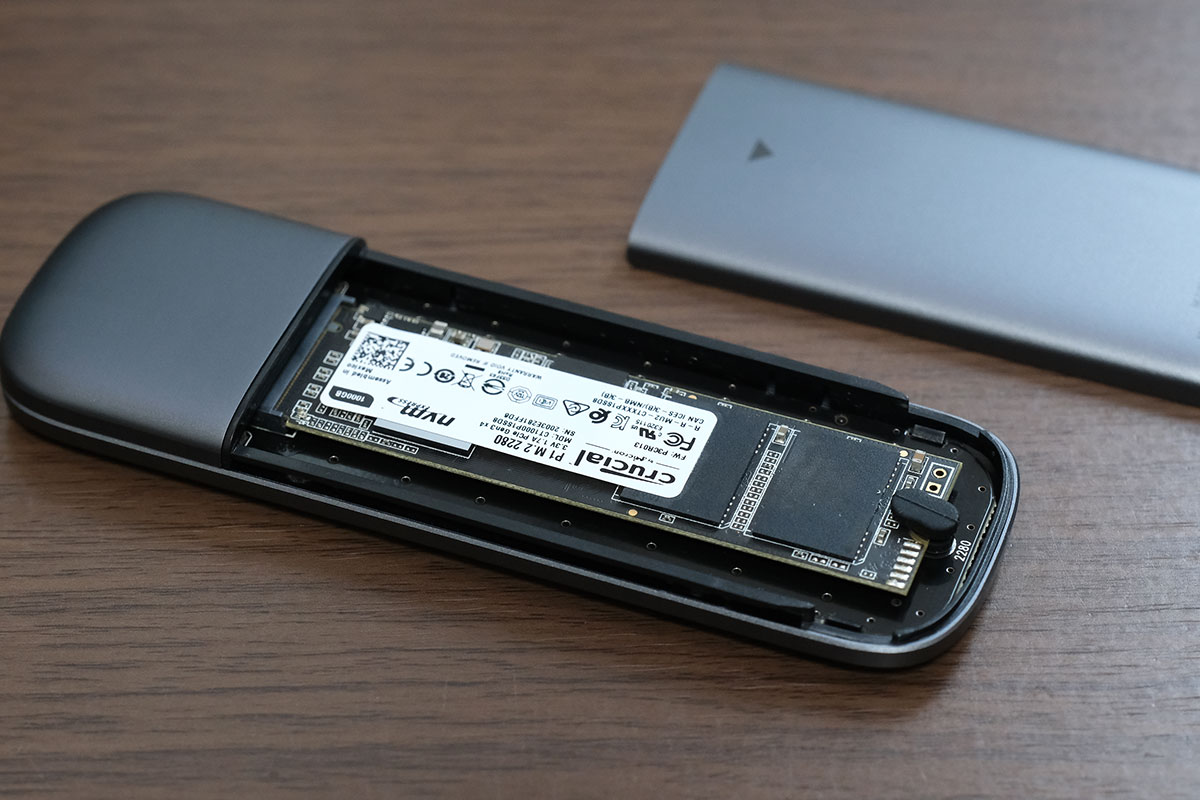 M.2 SSDを基板に固定する