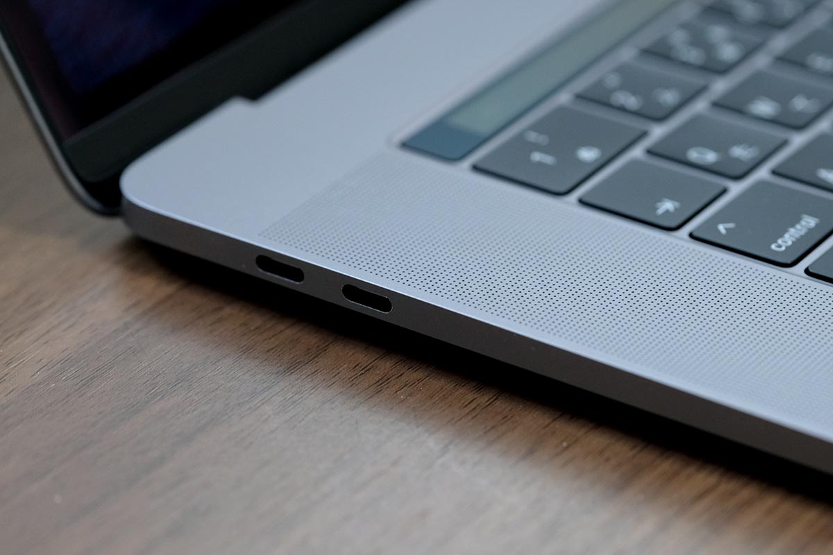 本体左側にUSB-Cポート2つ