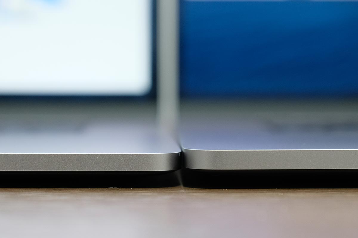 微妙にMacBook Pro 15インチの方が薄い