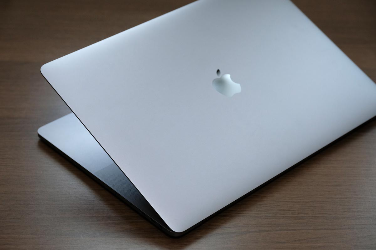 光り輝くAppleのロゴマーク