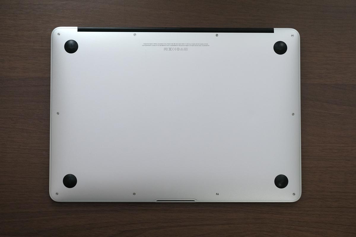 MacBook Airの裏蓋のビスを外す