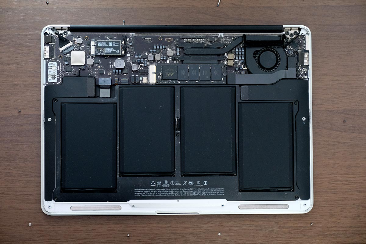 MacBook Airの裏蓋の開く