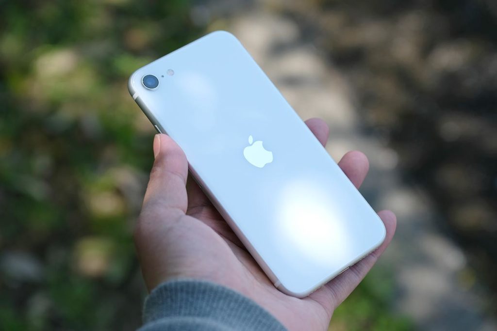 iPhone SE(第2世代)は本体が軽い
