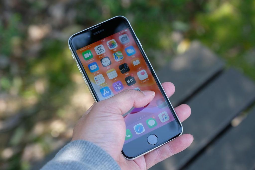 片手で使えるiPhone SE(第2世代)のサイズ感