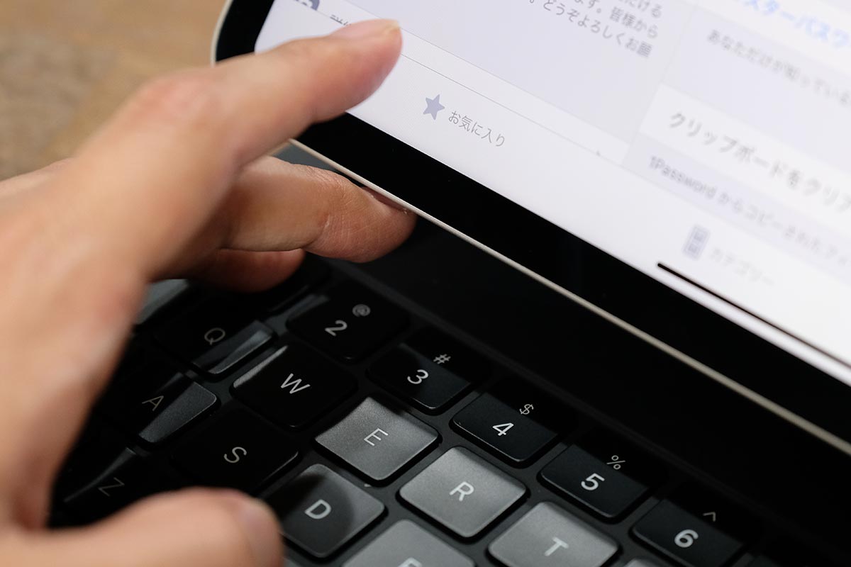 数字キーの入力時に指が画面にあたる