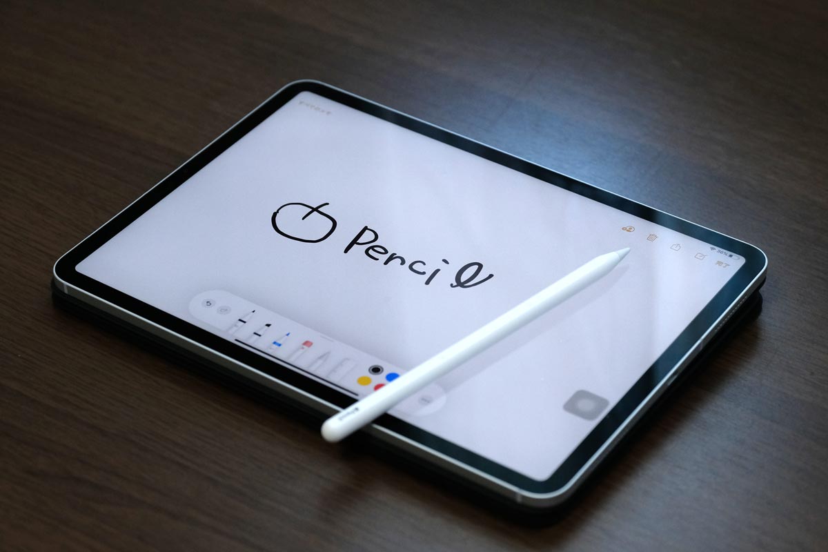 Magic Keyboardの上にiPad Proを置く