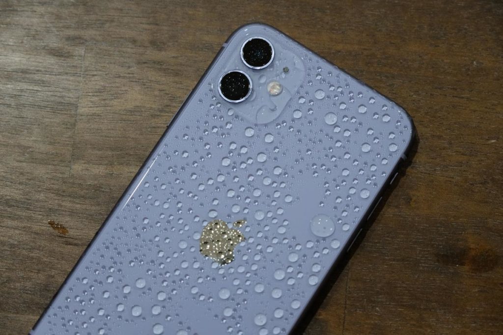 iPhone 11は多少濡れても大丈夫