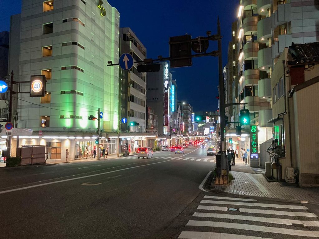 iPhone SEで夜の街を撮影
