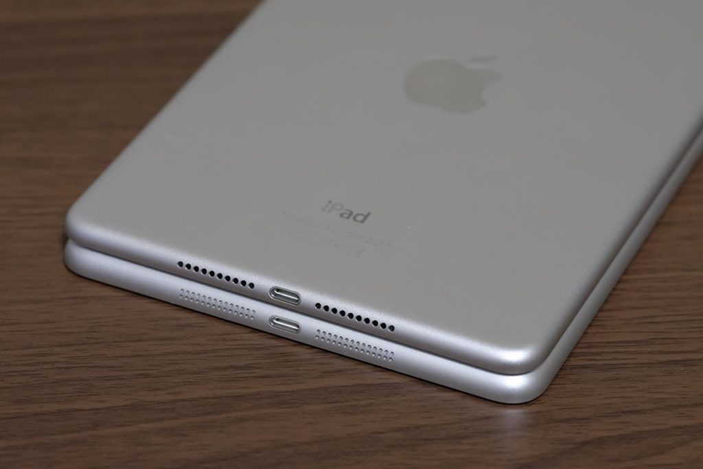 iPad mini 4のスピーカーの穴は大きく少ない