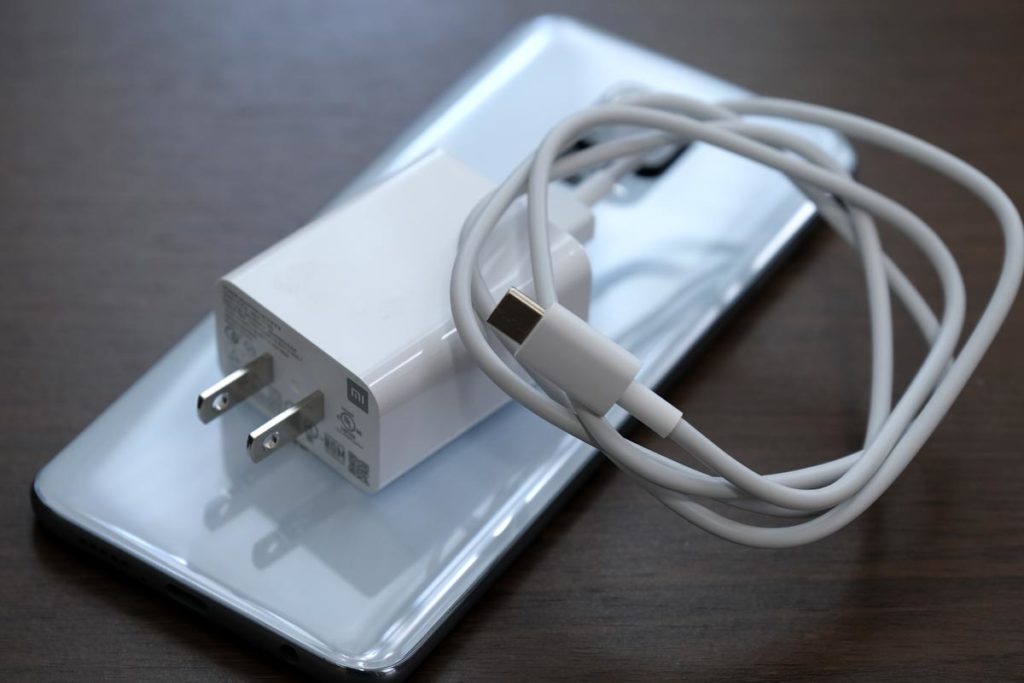 22.5Wの付属の充電アダプタ