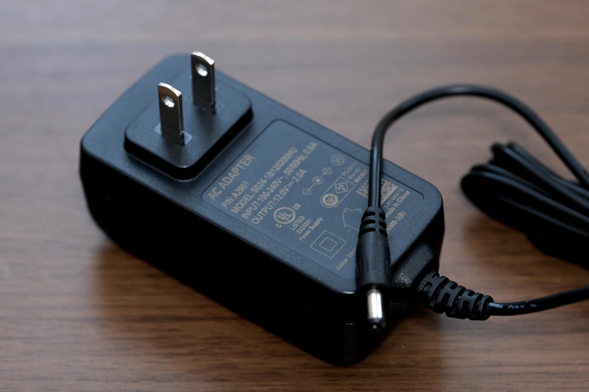 専用の充電アダプタが付属している(24W)