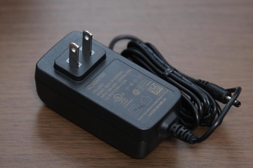 専用の充電アダプタが付属している(24W)
