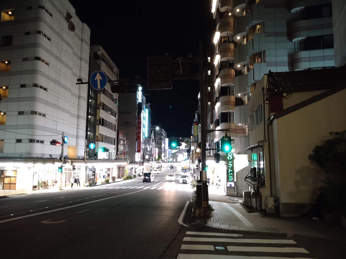 光の強いところでは白トビする