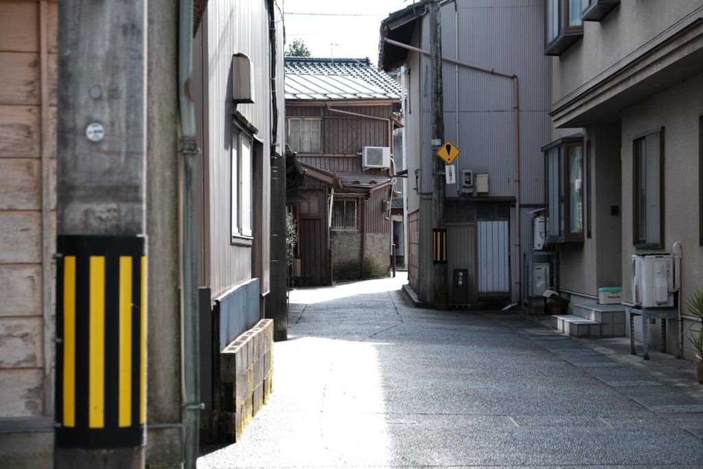 X-T30 + XF18-55mmでびっくりマークのある通路を撮影