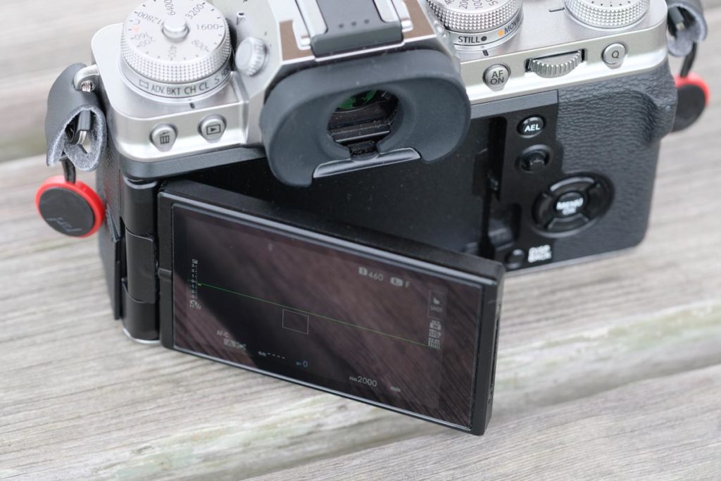 バリアングル液晶ディスプレイを搭載