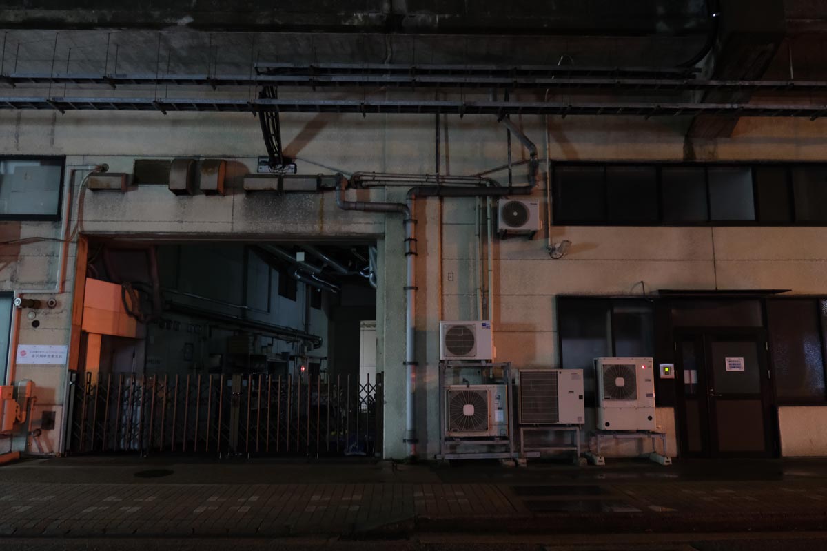 X-T3 + XF16-55mmF2.8で夜のガード下を撮影