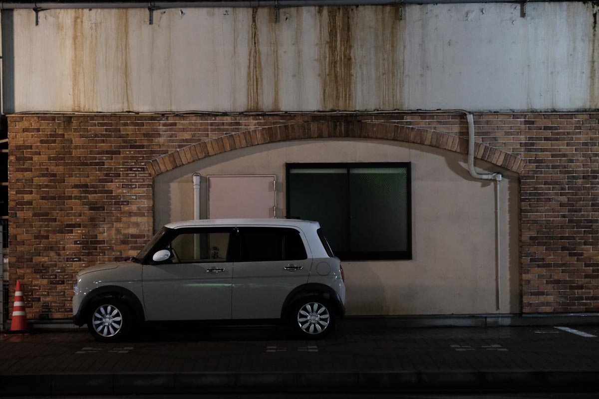 X-T3 + XF16-55mmF2.8で駐車している車を撮影