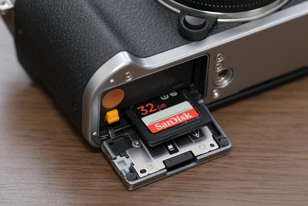 X-T30のSDカードスロット