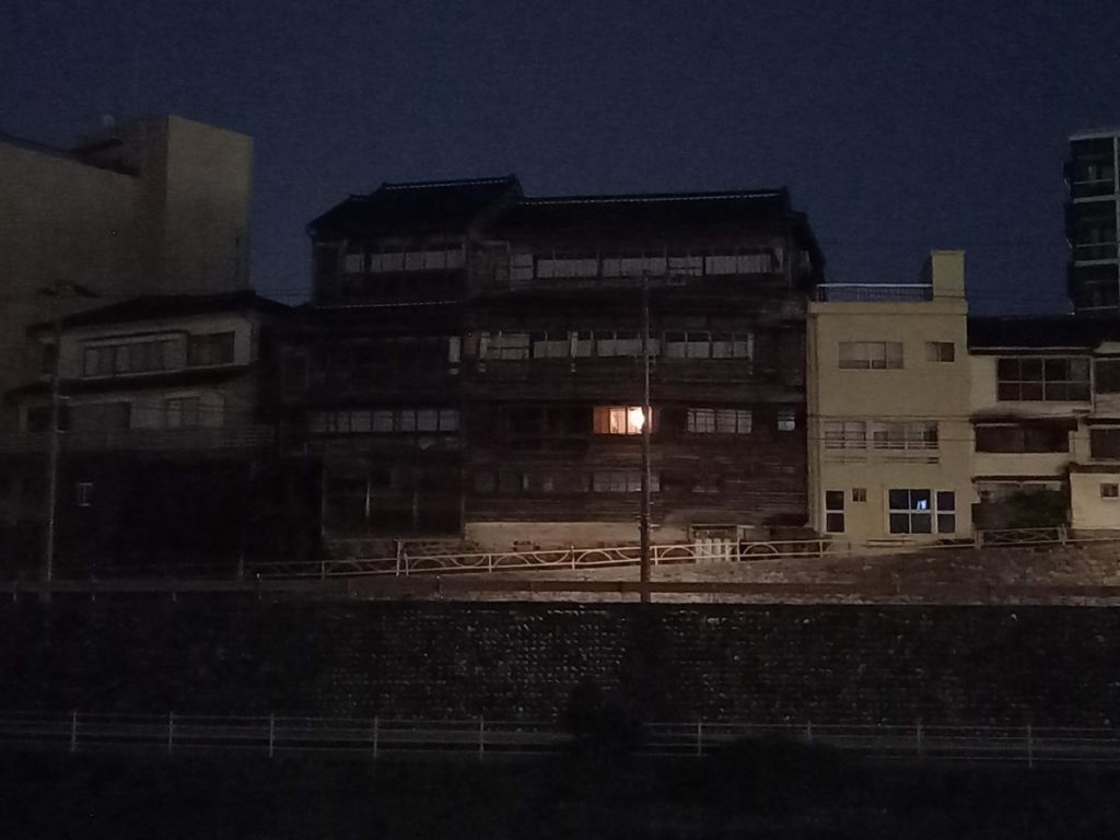 デジタル2倍ズームで暗所撮影