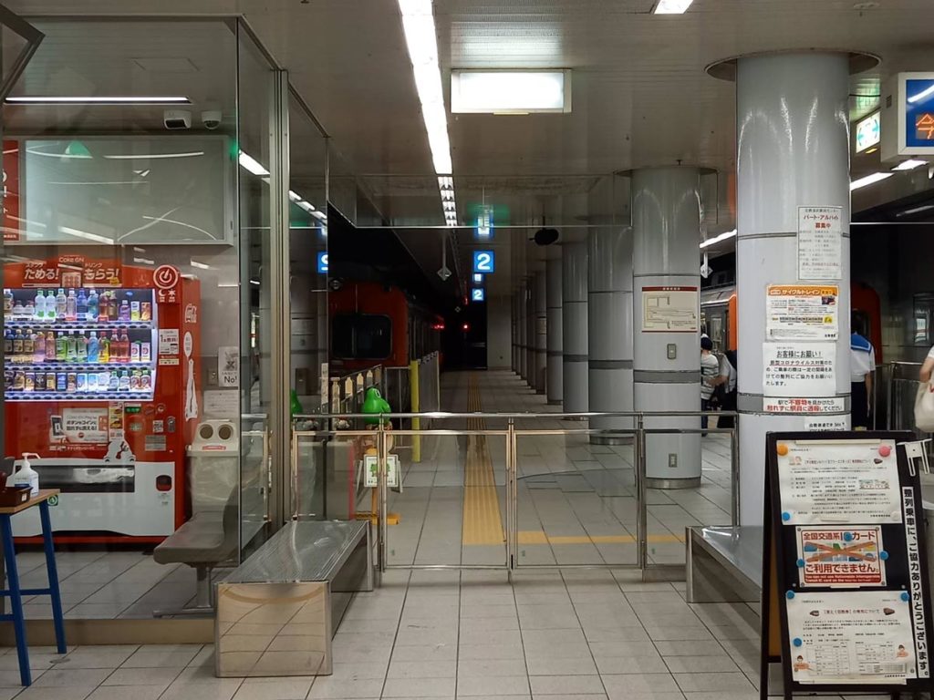 薄暗い電車のホームもキレイに撮影できる
