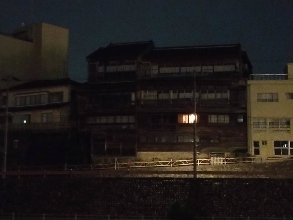 標準カメラ デジタル2倍ズームのナイトモードで撮影