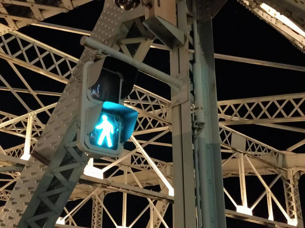 Reno3 Aのデジタルズームで夜の信号を撮影