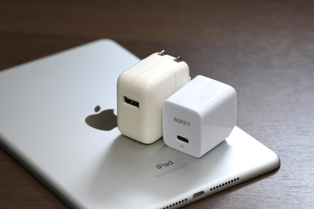 USB-C PD対応の充電アダプタで高速充電ができる
