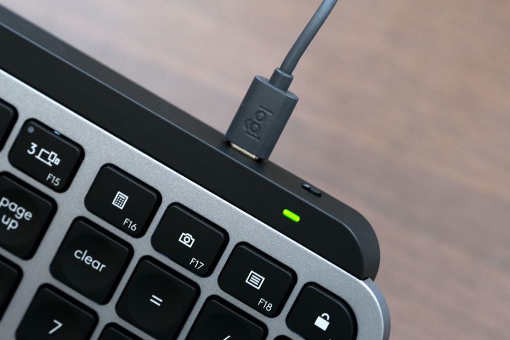 USB-Cポートで充電する