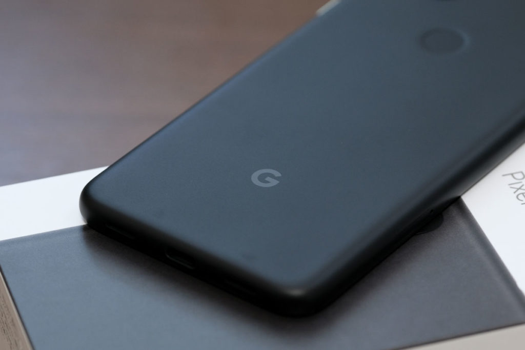 Pixel 4aは艶消しポリカーボネートボディを採用