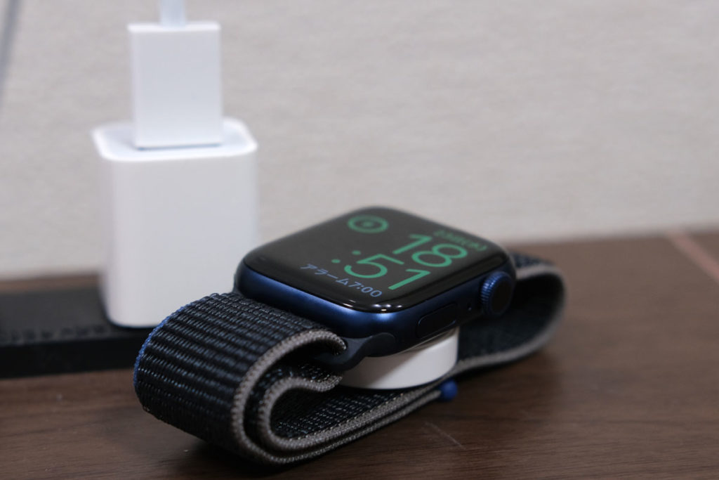 Apple Watch 6を充電する