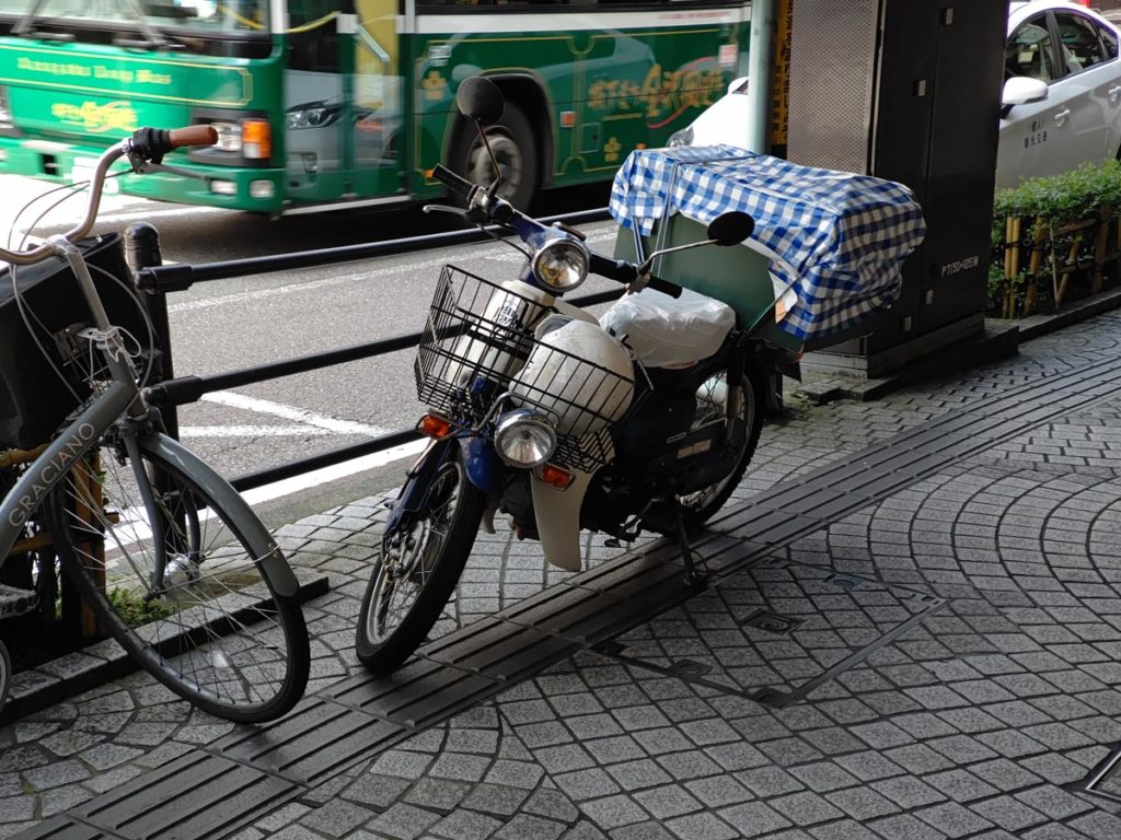 AQUOS R5Gの望遠カメラでバイクを撮影