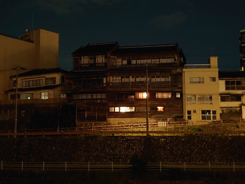 Xperia 5の望遠カメラで夜間撮影