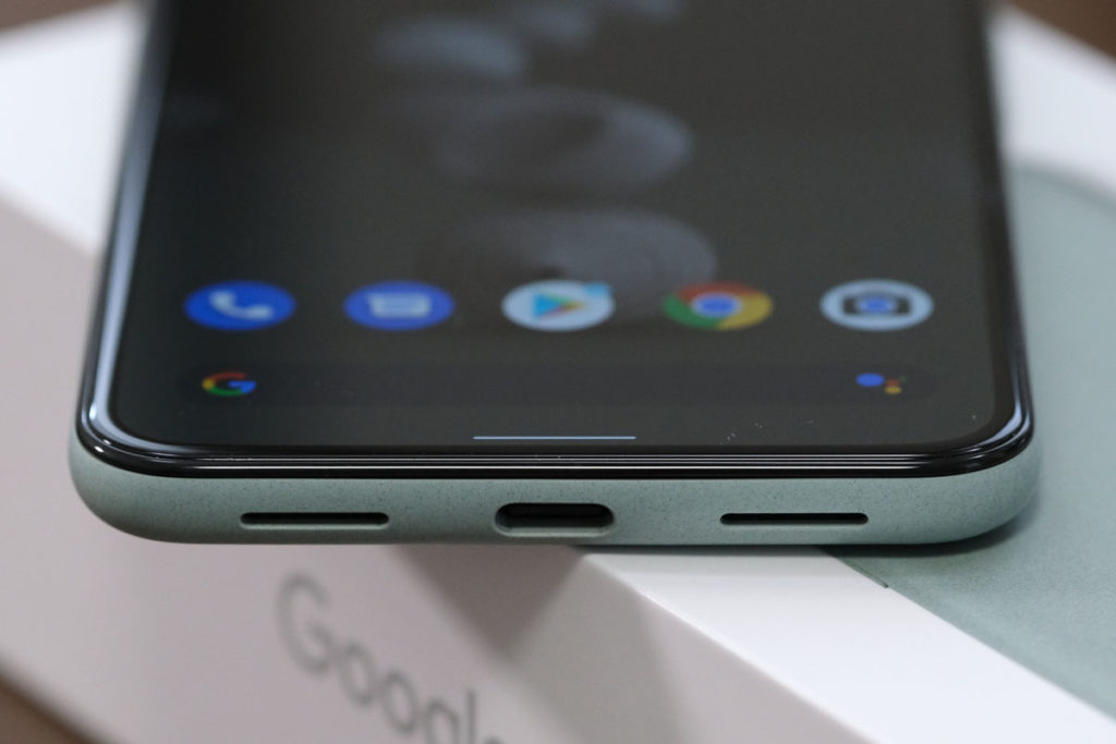 Pixel 5の筐体下部分