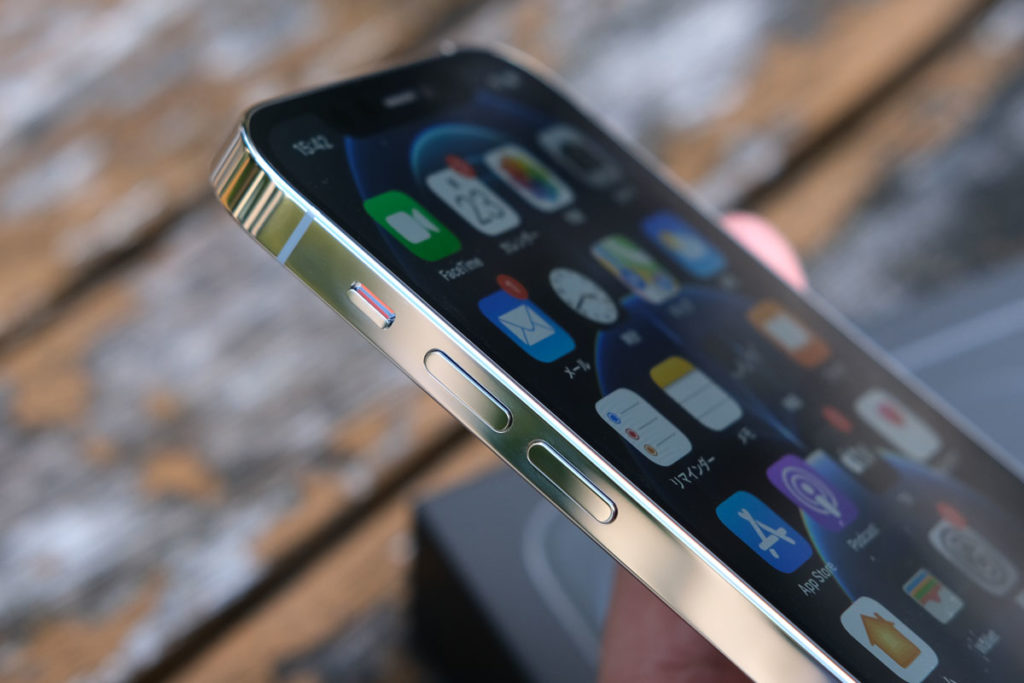 iPhone 12 Pro 筐体の左側