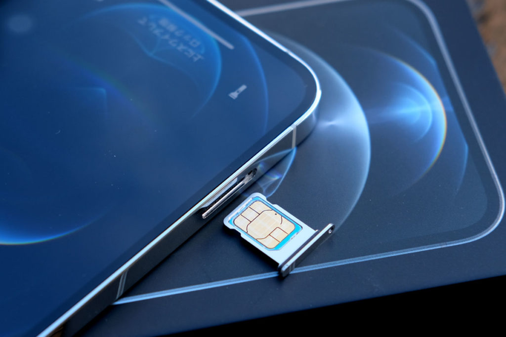 iPhone 12 ProのSIMカードスロット