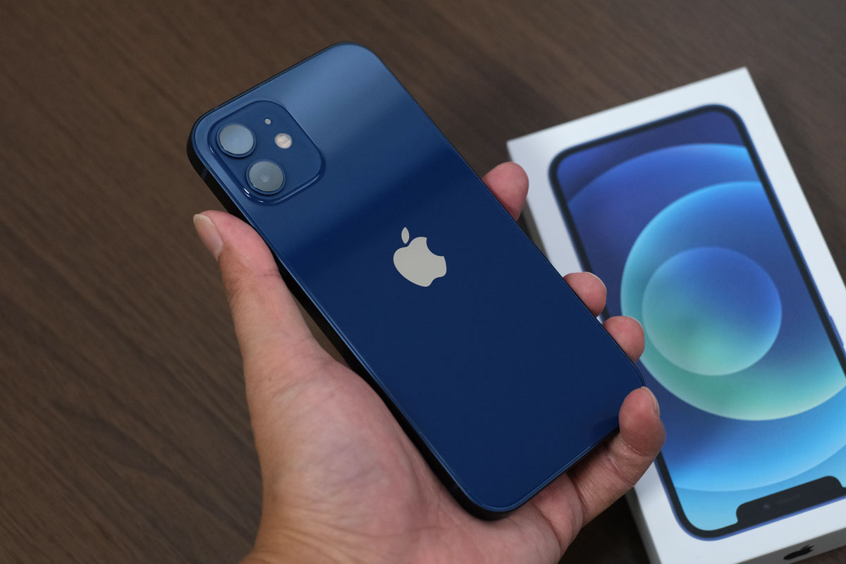iPhone 12 背面パネル(家の中)