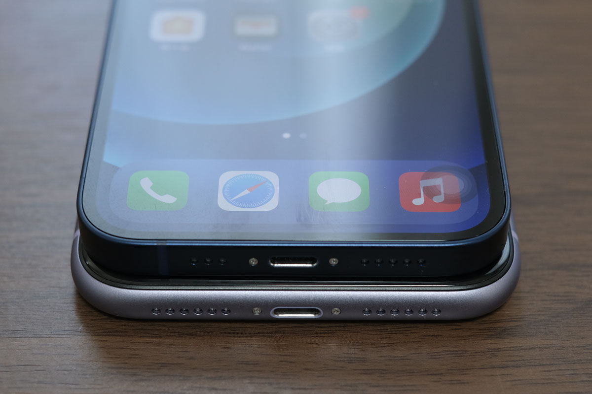 iPhone 12とiPhone 11の筐体サイズ比較