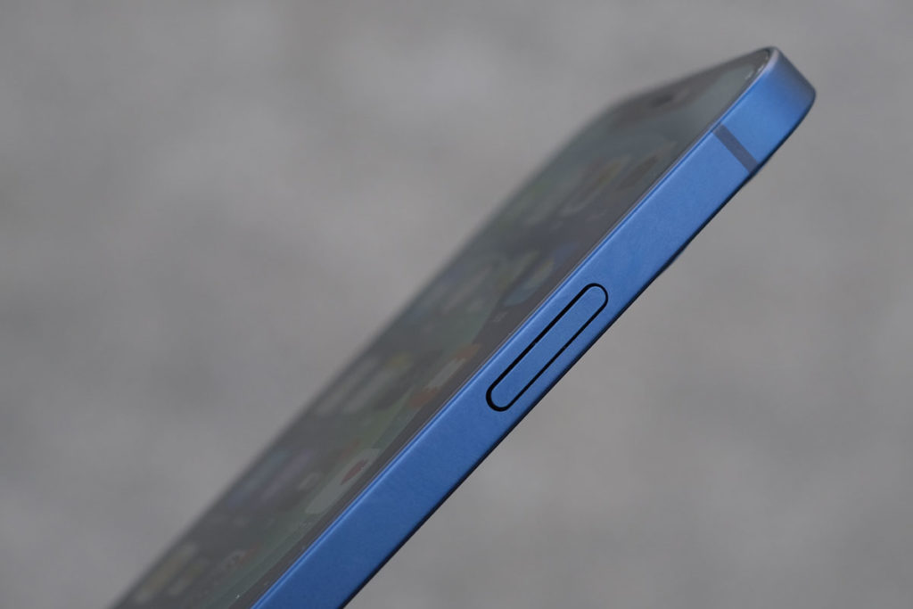 iPhone 12 筐体右側