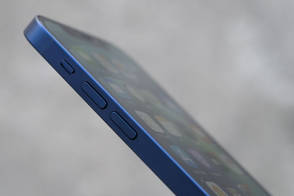 iPhone 12 筐体左側