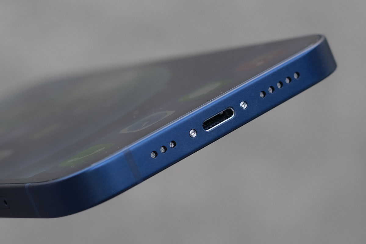 iPhone 12 筐体下側