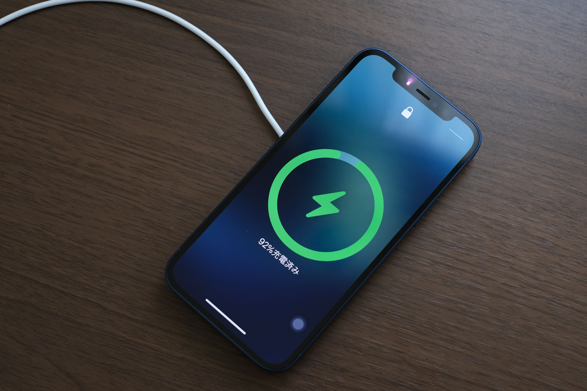 MagSafe充電器でiPhone 12を充電する