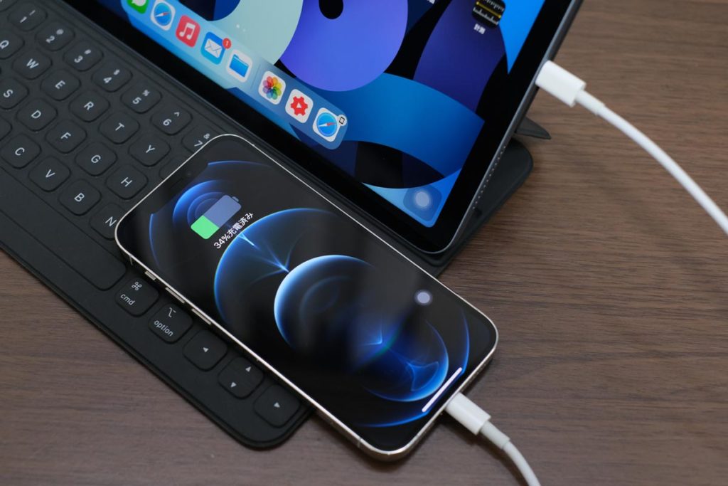 iPadからiPhoneを充電する