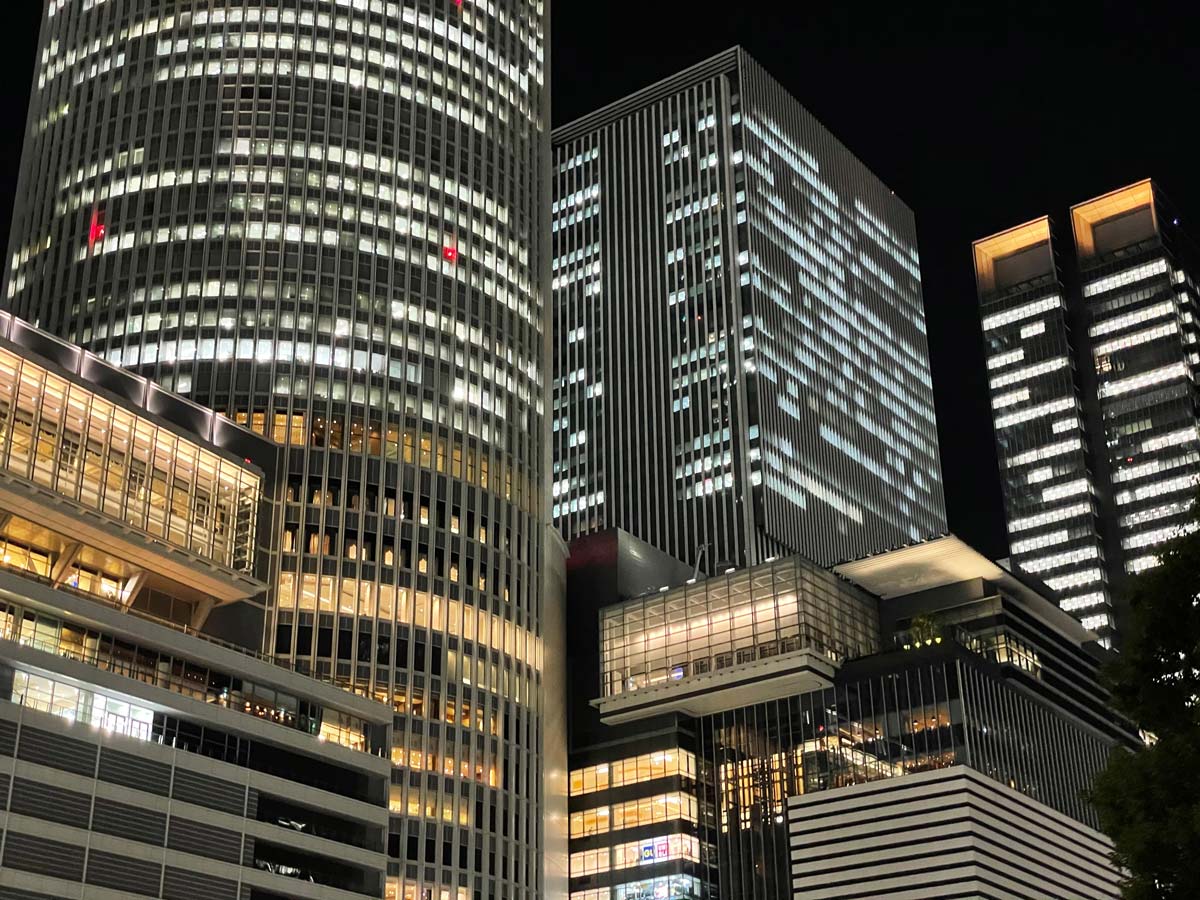 iPhone 12 Proの望遠カメラで夜のビルを撮影